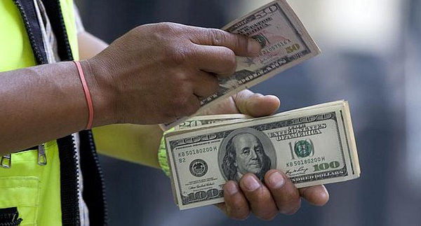 Dólar se mantiene a la baja, ¿es momento de comprar?