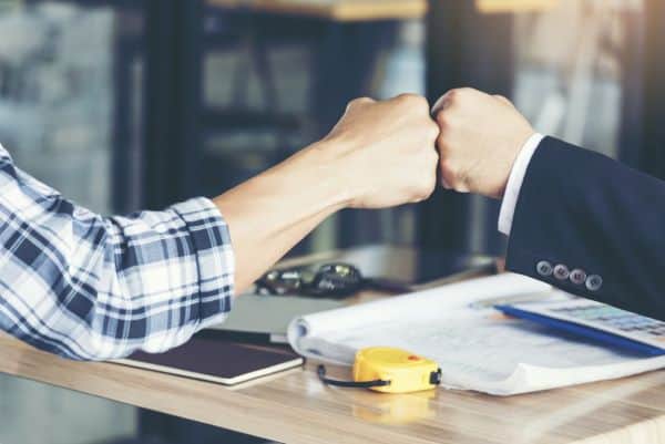 ¿Es mejor emprender solo o con amigos?