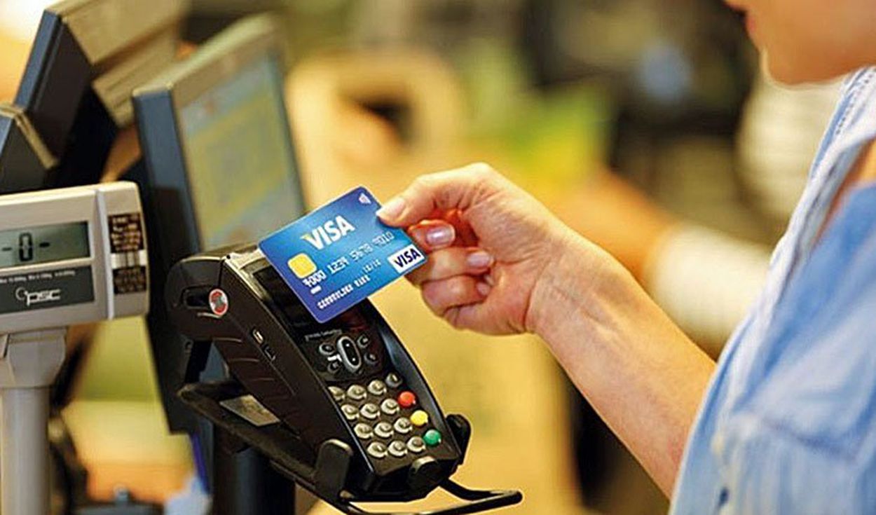 ¿Por qué los comercios no deben cobrar un porcentaje adicional por compras con tarjeta?