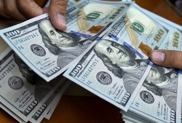 ¿Debería cambiar mis ahorros a dólares?