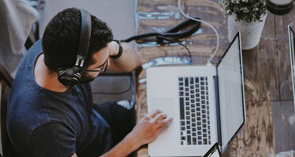 Trabajar con música: ¿incentivo o distractor?