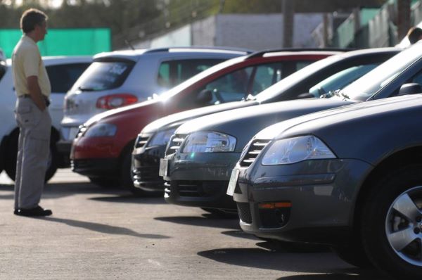 ¿Qué considerar antes de comprar o vender un auto?